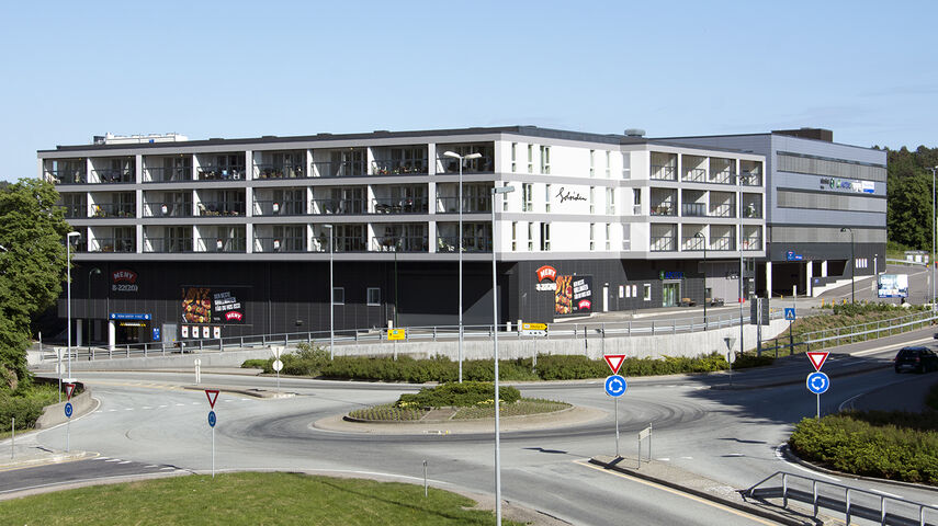 Demo Rona holder til i tredje etasje over Meny. (Foto: Helge Dyrholm) Bygning med boliger og butikker i Rona