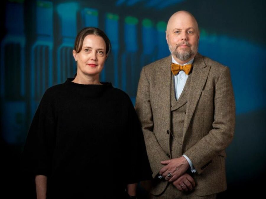 Siw Aduvill og Didrik Søderlind har skrevet bok om hvordan det oppleves når noen nærstående tilslutter seg konspirasjonsteorier. (Foto: Human-Etisk Forbund) Portrett av dame og mann