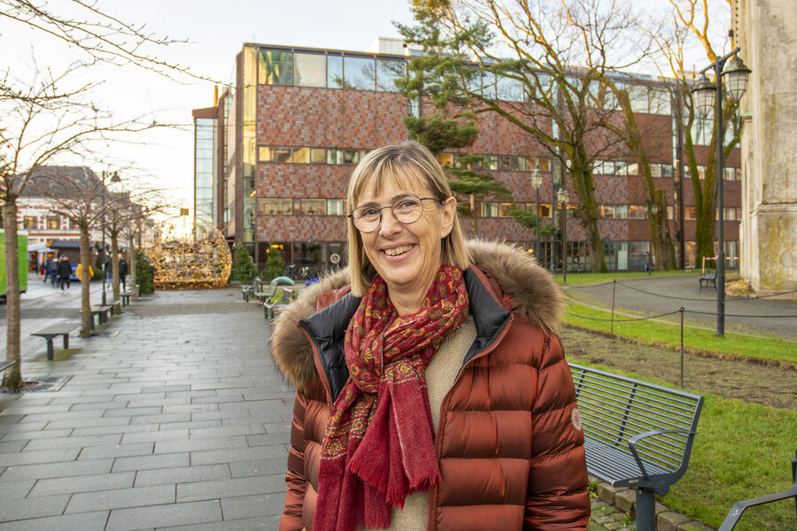 En epoke er over når Anne Kristin Undlien slutter som biblioteksjef. (Foto: Helge Dyrholm) portrett av dame