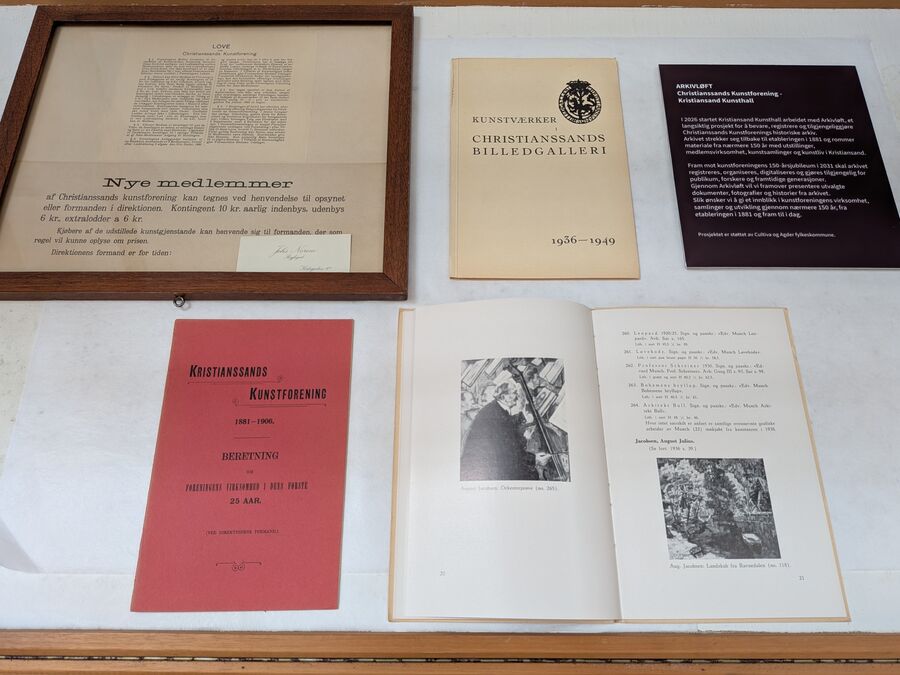Dokumenter og bilder utstilt i monter
