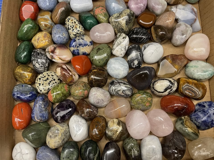 Vi markerer geologiens dag. Foto: Linda T. Strandskogen. Bilde av steiner. Foto: Linda T. Strandskogen.