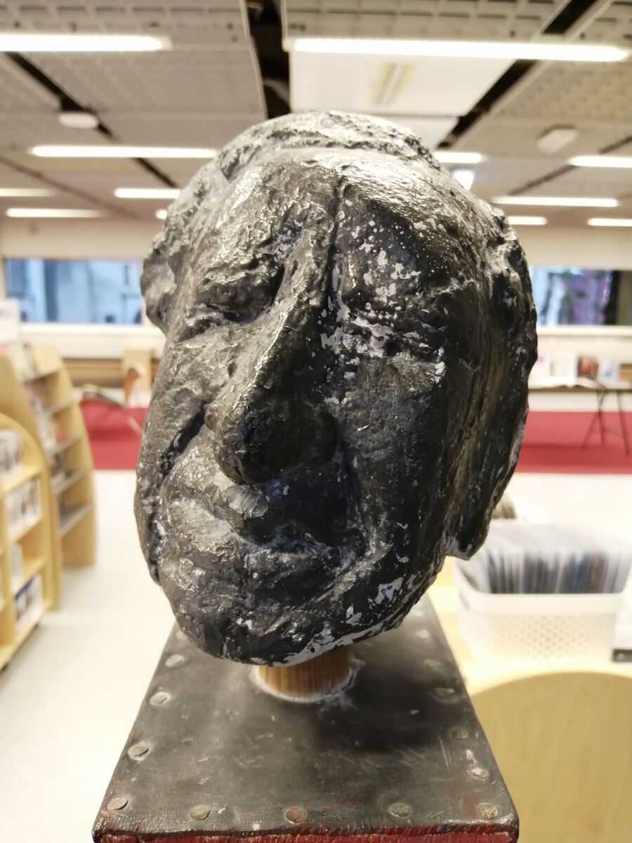 Gunnar Torvunds skulptur av Jens Bjørneboe på Kristiansand folkebibliotek