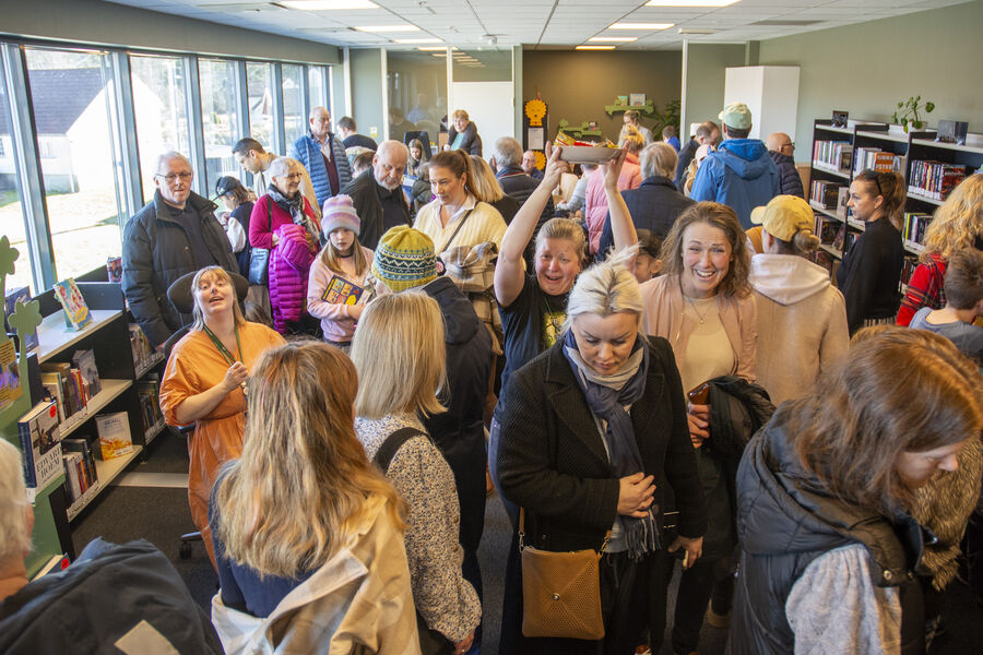 Mange kom for å markere åpningen av Demo Rona i 2025. (Foto: Helge Dyrholm) Tett i tett med mennesker på et bibliotek