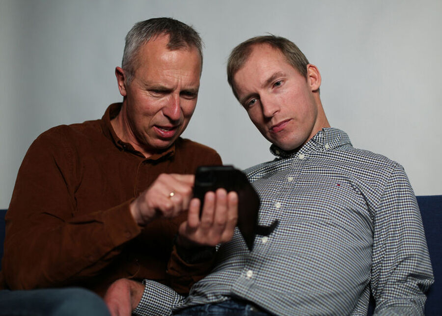 Én av fem nordmenn opplever digitalt utenforskap. Andre barrierer kan forsterke dette. (Illustrasjonsfoto: Tomas Gunnarsson) En mann hjelper en annen med mobiltelefonen