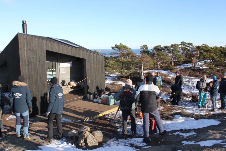 Mennesker utenfor hytte