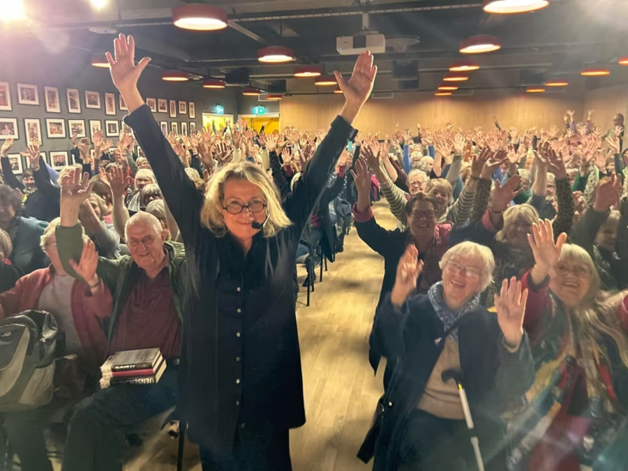 Mange kommer til Fredagslunsj for å lytte til interessante samtaler om litteratur og samfunn. (Foto: Sven Henriksen) Mennesker jubler