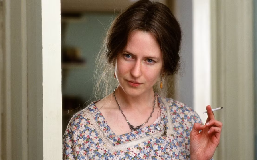 Julianne Moore har en av hovedrollene i filmen "The Hours". (Foto: Film Forum) kvinne som røyker sigarett