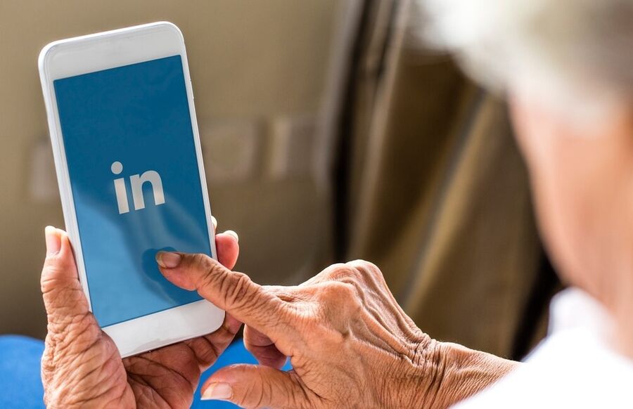 Eldre dame med app på mobil (Image from Rawpixel-id-550842).