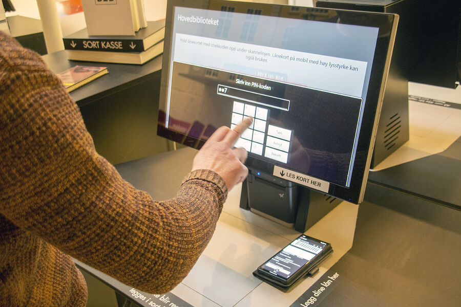 Som låner følger det med noen forpliktelser, blant annet å betale purregebyr og erstatningskrav. (Foto: Helge Dyrholm) Låner på automat med mobiltelefon