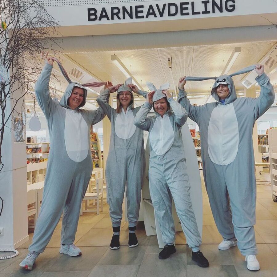 Ansatte kledd ut som påskeharer