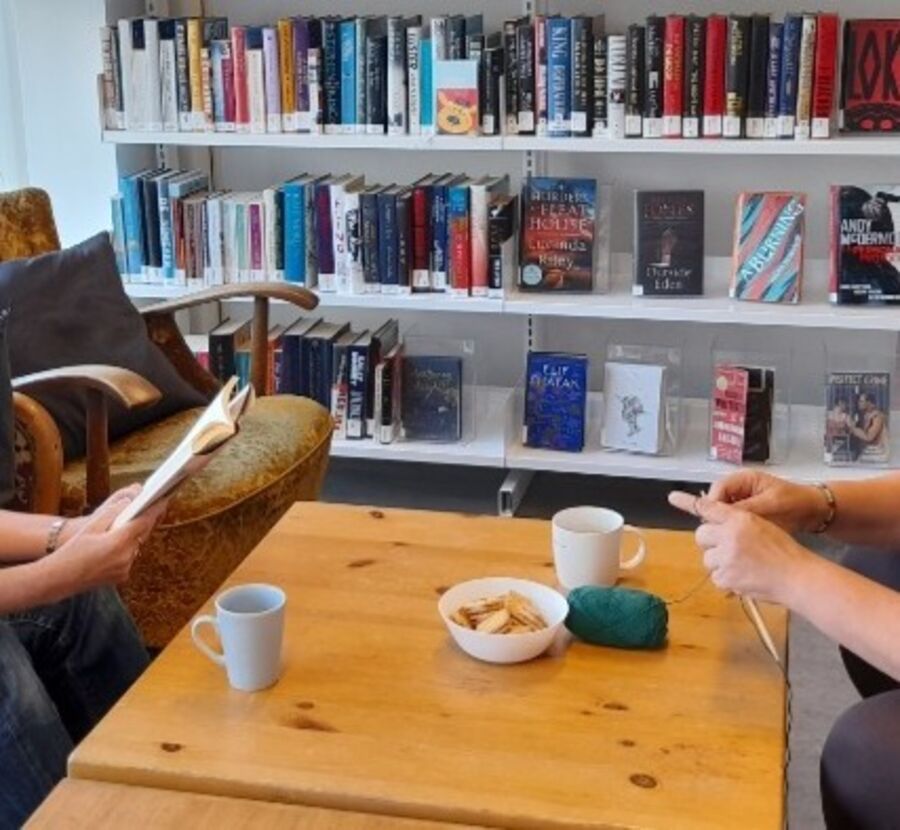Velkommen til strikk og lytt på Vågsbygd bibliotek