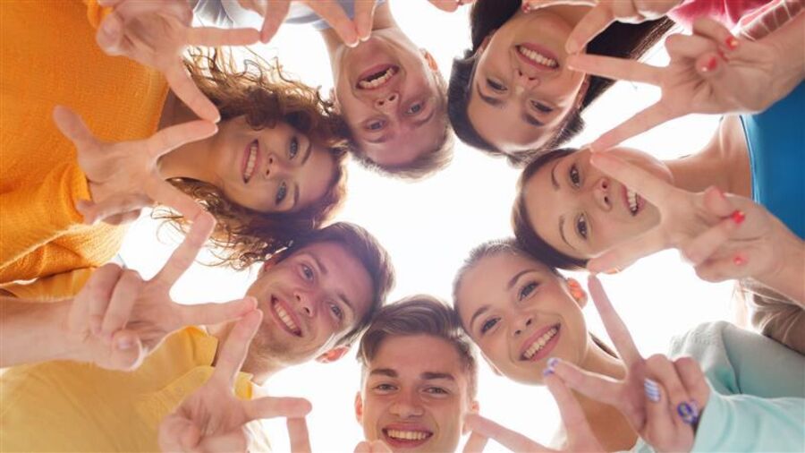 På Demo Rona kan du nå møte andre barn og unge på lørdagskvelden. (Foto: CC / Syda Productions) Smilende ansikter i sirkel