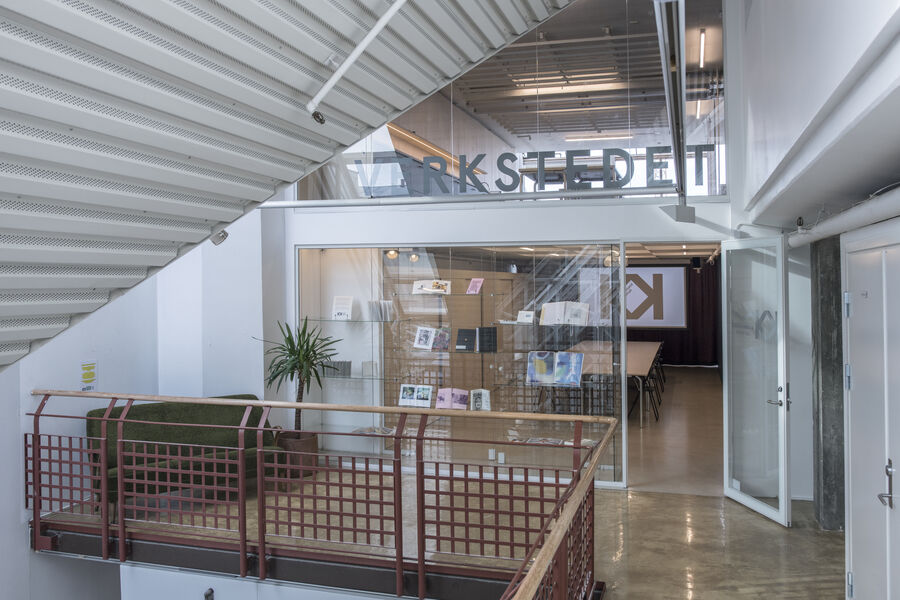 Verkstedet ligger i 4. etasje i Kunsten og litteraturens hus. Verkstedet ligger i 4. etasje i Kunsten og litteraturens hus.